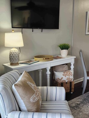 A living room with a sofa, a table with a lamp, a flat-screen TV, and a plant. - Cozy on the coast of Tybee (Tybee Island)
