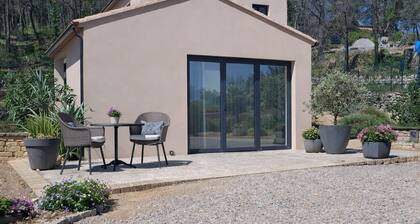 Large independent bedroom with bathroom in Luberon