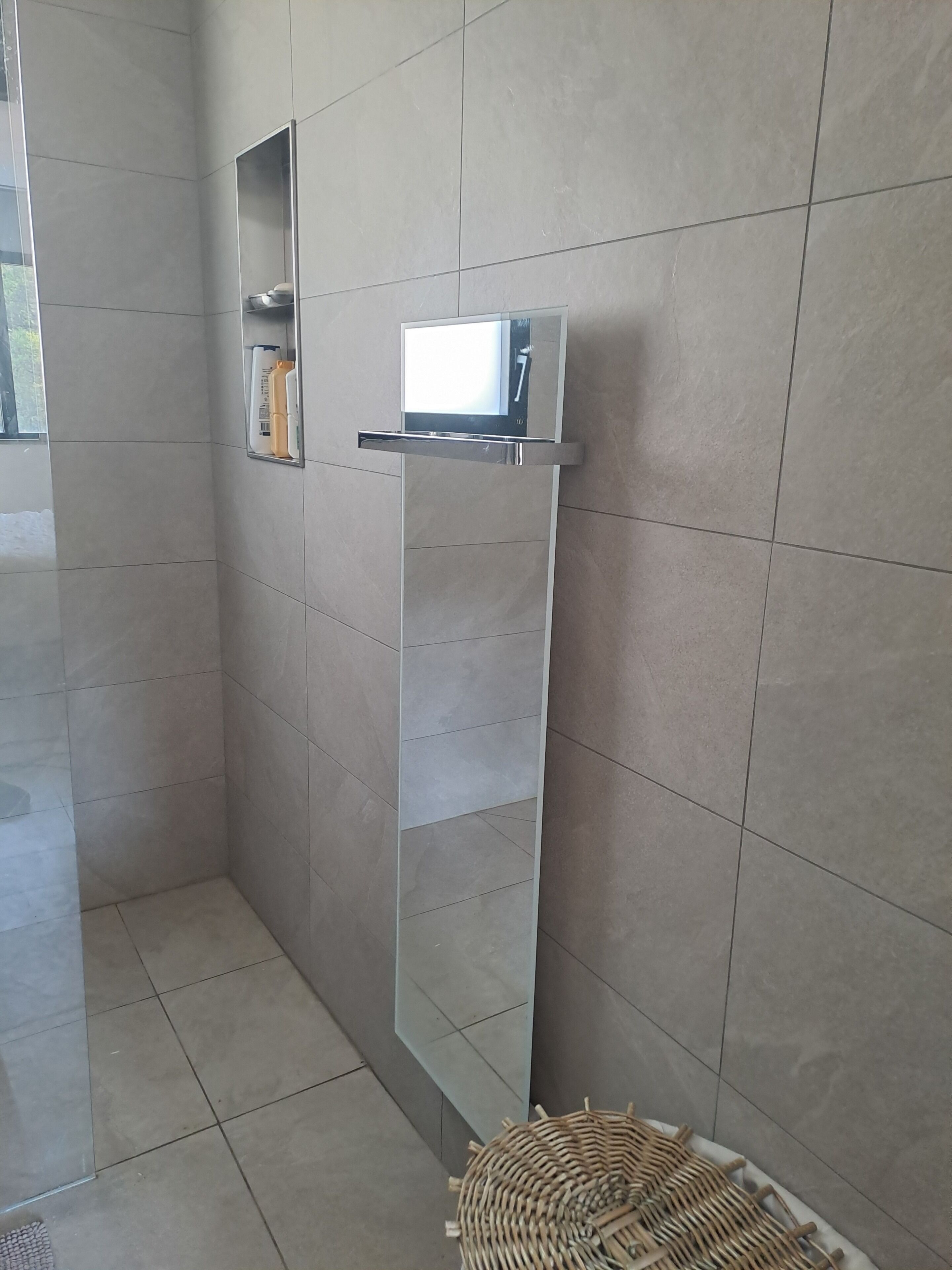 Een douche, handdoeken, zeep, toiletpapier