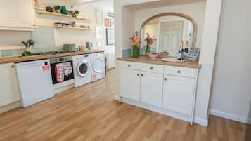 Cottage | Private kitchen | Cookware/dishes/utensils