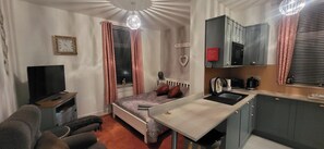 1 bedroom, iron/ironing board, free WiFi, bed sheets - Apartment Sleeps 2 - Pet Friendly, Free Wifi (Blackpool)
