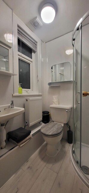 Shower, hair dryer, towels - Apartment Sleeps 2 - Pet Friendly, Free Wifi (Blackpool)