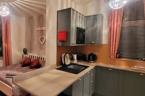 1 bedroom, iron/ironing board, free WiFi, bed sheets - Apartment Sleeps 2 - Pet Friendly, Free Wifi (Blackpool)