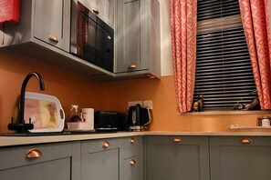 Fridge, microwave, oven, stovetop - Apartment Sleeps 2 - Pet Friendly, Free Wifi (Blackpool)