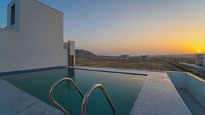 A rooftop pool with clear views of the surrounding landscape and buildings. - Panna Palace-A Luxury Boutique Hotel (Amer)