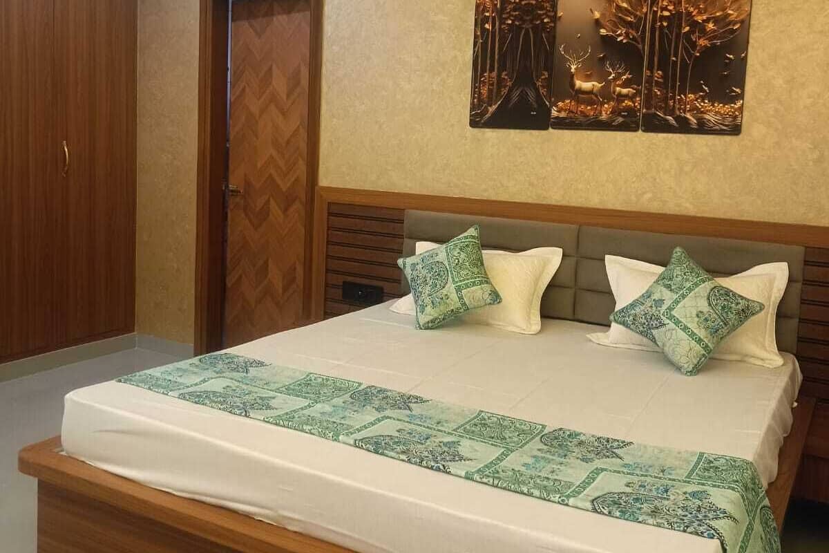 Ein Schlafzimmer mit Bett, Deckenventilator, Wandbild und Kleiderschrank.