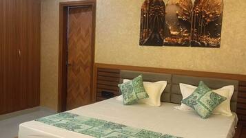 Classic Room | Desk, laptop workspace, free WiFi