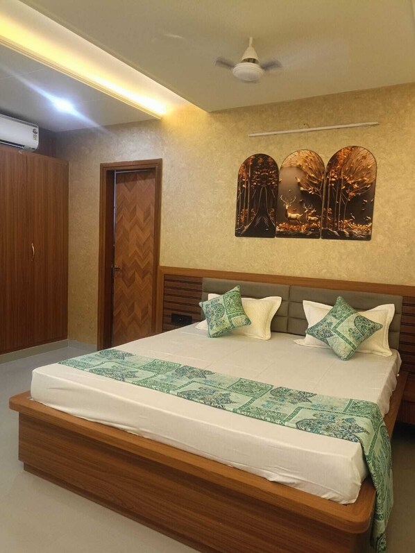 Classic Room | Desk, laptop workspace, free WiFi