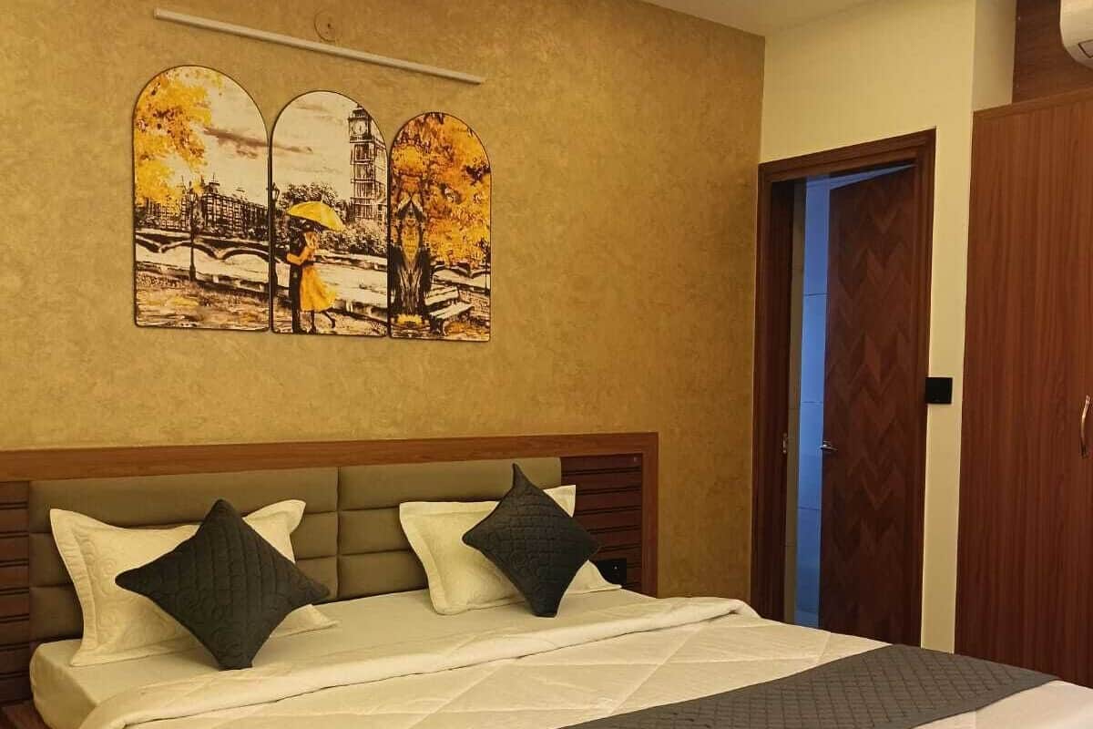 Ein Schlafzimmer mit einem Bett, einem Deckenventilator, einer Wandklimaanlage und einer Tür.