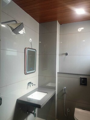 Premium Room | Bathroom | Shower, towels, soap, shampoo