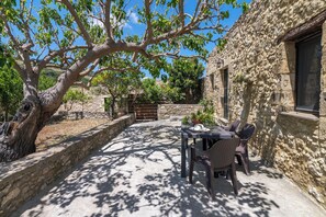 Outdoor dining - Petrakis Cretan Homes "Emmanouil" (Lousakies, Kissamos)