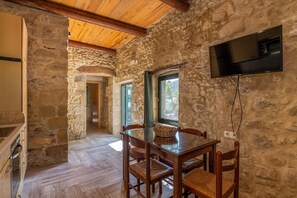 Dining - Petrakis Cretan Homes "Emmanouil" (Lousakies, Kissamos)