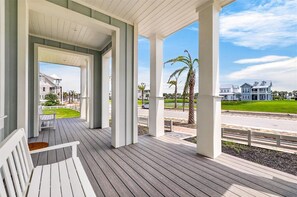 Terrace/patio - New 5 Bedroom Beach Home @Cinnamon Shore (Port Aransas)