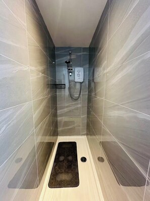 Shower, hair dryer, towels - Apartment Sleeps 2 - Sea Views, Pet Friendly (Blackpool)