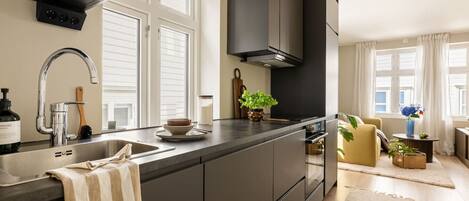 Coffee/tea maker, fridge, oven, stovetop