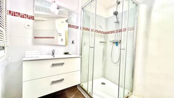 Een douche, een haardroger, handdoeken