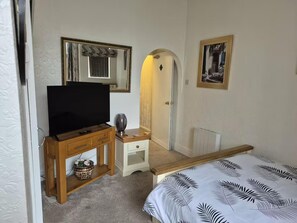 1 bedroom, iron/ironing board, free WiFi, bed sheets - Apartment Sleeps 2- Wifi, Near Beach &pet Friendly (Blackpool)