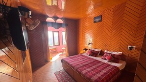 Una habitación acogedora con una cama, una mesita y una silla.