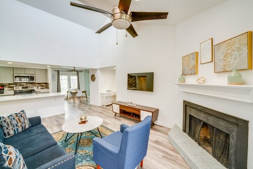 Cozy 2-bedroom condo in adorable Dallas with AC washer dryer and swimming pool