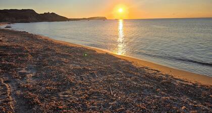Newly Fitted Out 2 Bed Apartment, 1km from Beach, Sleeping up to 5