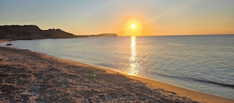 Newly Fitted Out 2 Bed Apartment, 1km from Beach, Sleeping up to 5