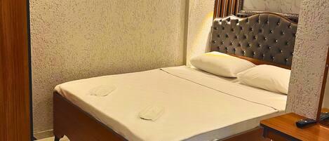 Standard Room | Desk, soundproofing, iron/ironing board, free WiFi