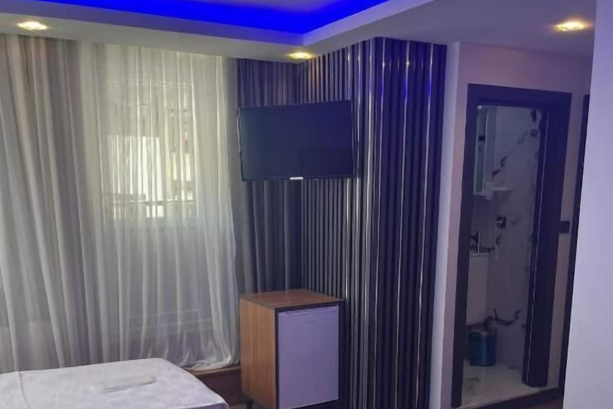 Family Room, Balcony, City View | Meja, kalis bunyi, seterika/papan seterika, Wi-fi percuma 