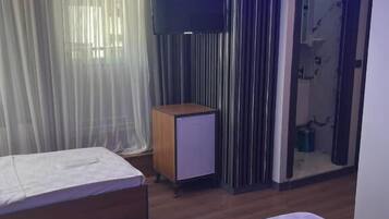 Bureau, chambres insonorisées, fer et planche à repasser, Wi-Fi gratuit