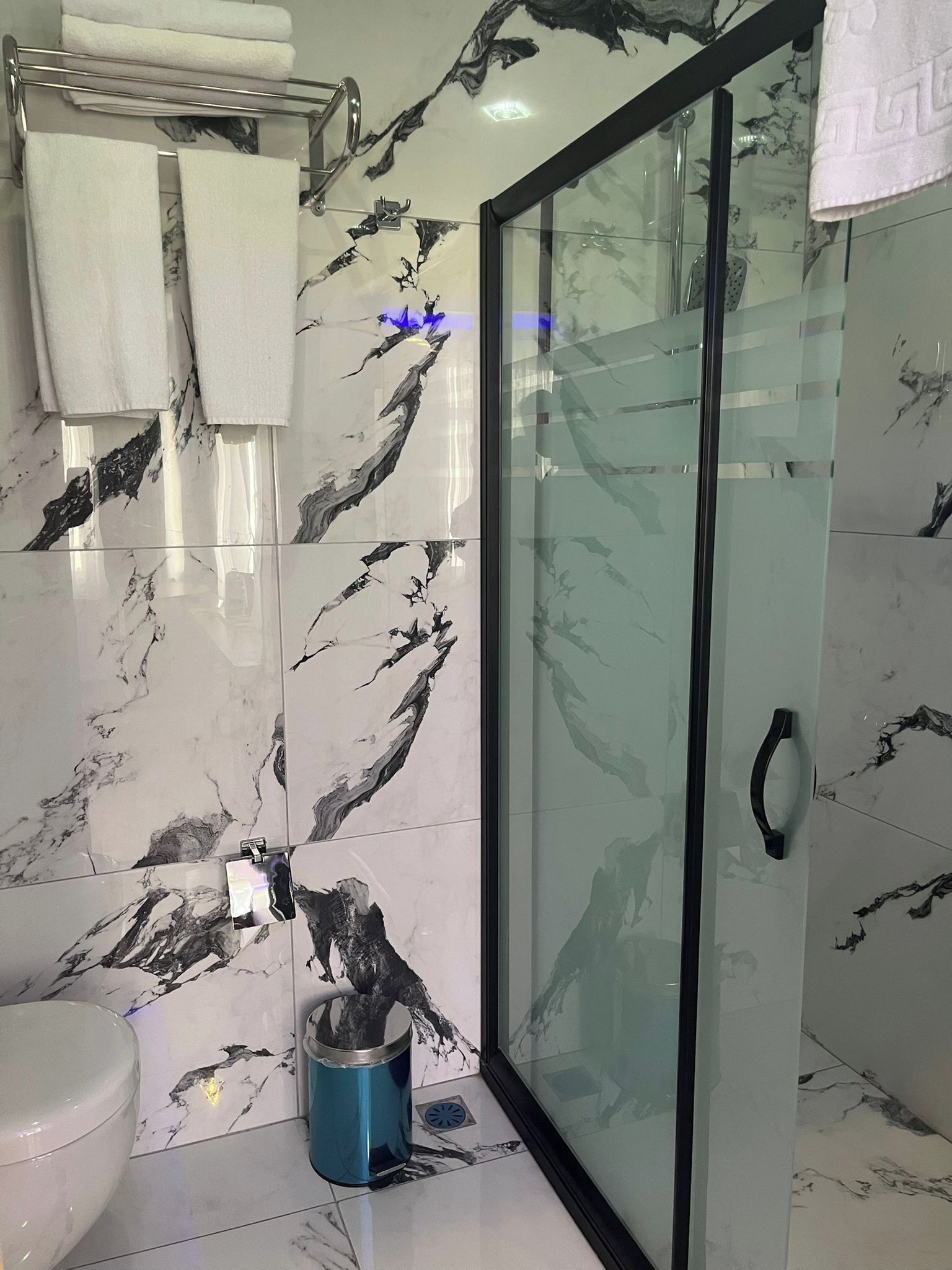 Douche, sèche-cheveux, chaussons, serviettes fournies