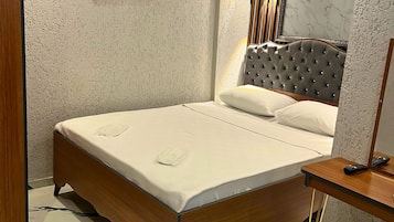 Desk, soundproofing, iron/ironing board, free WiFi