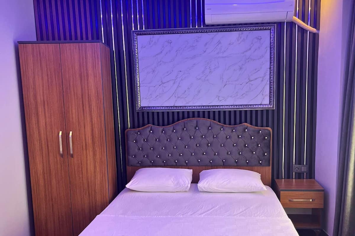 Standard Double Room | Meja, kalis bunyi, seterika/papan seterika, Wi-fi percuma 