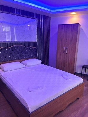 Phòng dành cho gia đình, ban công, quang cảnh thành phố | Bàn, phòng cách âm, bàn ủi/dụng cụ ủi quần áo 