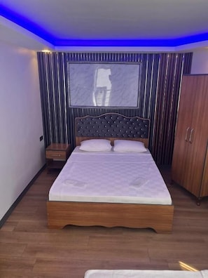 Familiekamer, balkon, uitzicht op stad | Een bureau, geluiddichte muren, een strijkplank/strijkijzer, gratis wifi