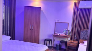 A hotel room with a bed, a desk, a chair, a wardrobe, and a mirror. - Hisar Çeşme Hotel (Istanbul)