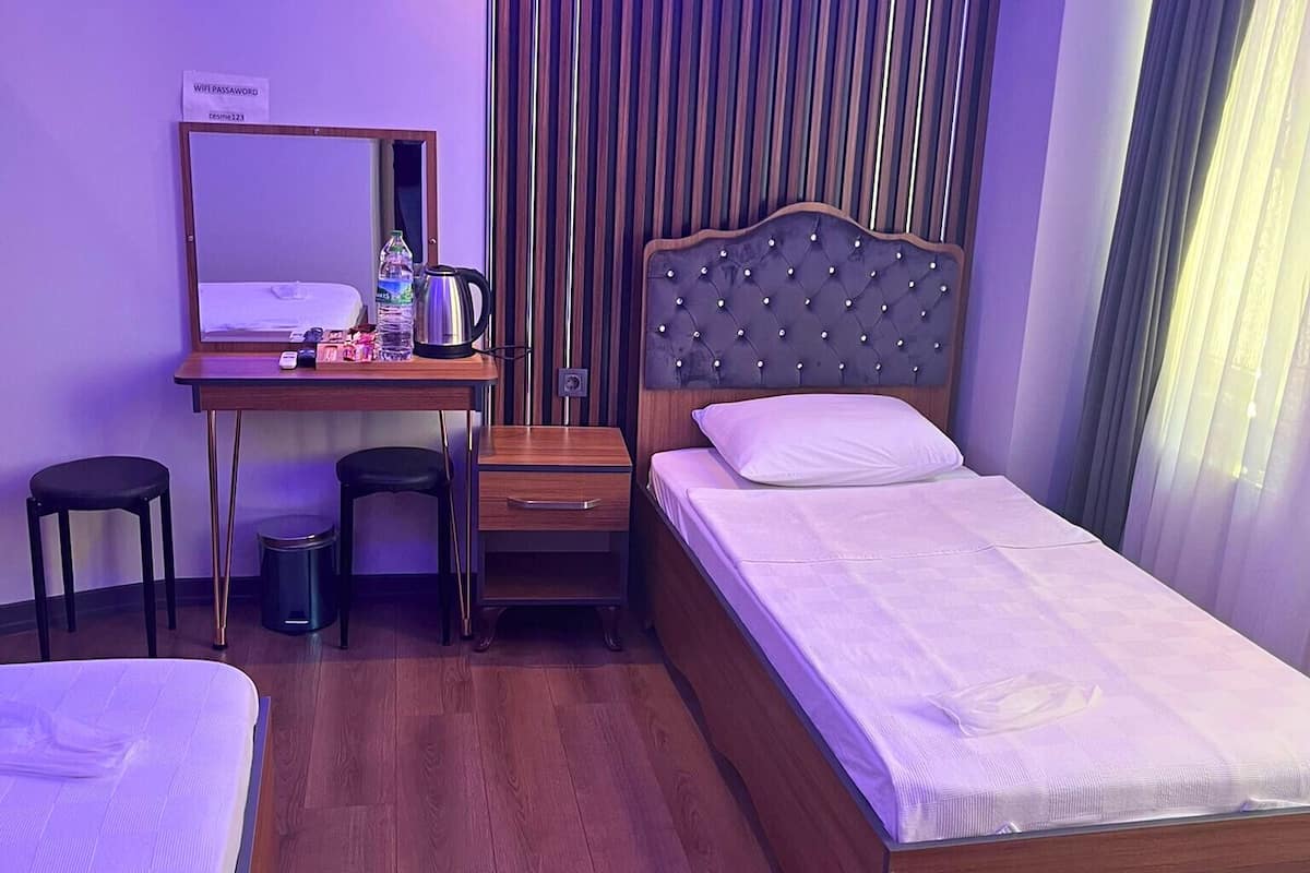 Family Triple Room | Meja, kalis bunyi, seterika/papan seterika, Wi-fi percuma 