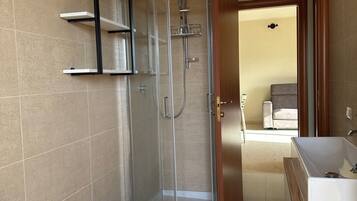 Doccia, asciugacapelli, bidet, asciugamani