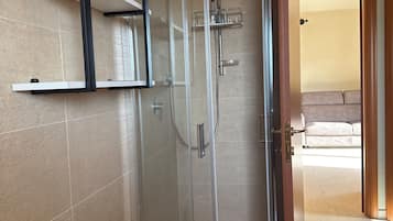Dusche, Haartrockner, Bidet, Handtücher