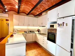 Fridge, microwave, oven, coffee/tea maker - House with private pool and garden - 6 guests (Mont-ras)