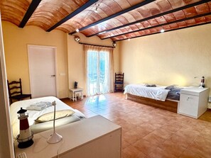 2 bedrooms, free WiFi - House with private pool and garden - 6 guests (Mont-ras)
