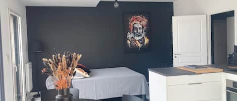 Escritorio, tabla de planchar con plancha, wifi gratis y ropa de cama