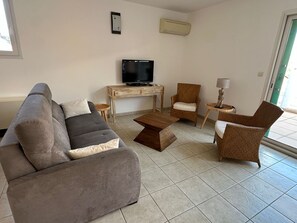 Living area - Air-conditioned apartment, near port, terrace (Port-Vendres)
