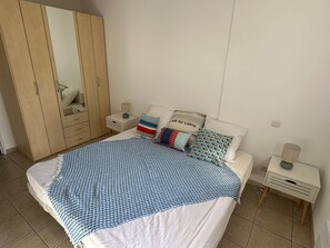 2 bedrooms, free WiFi - Air-conditioned apartment, near port, terrace (Port-Vendres)