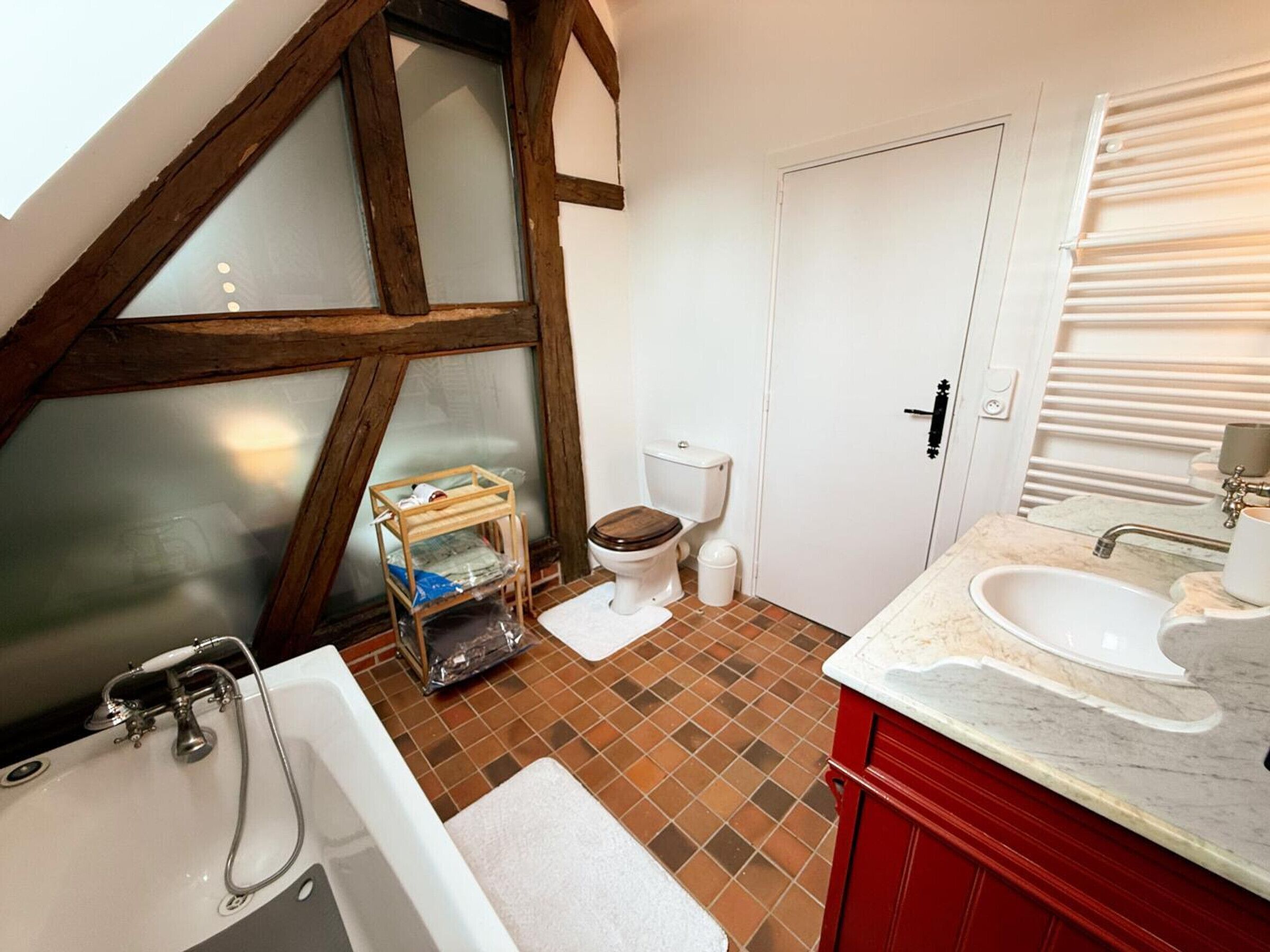 Une salle de bain avec une baignoire, des toilettes et un lavabo.