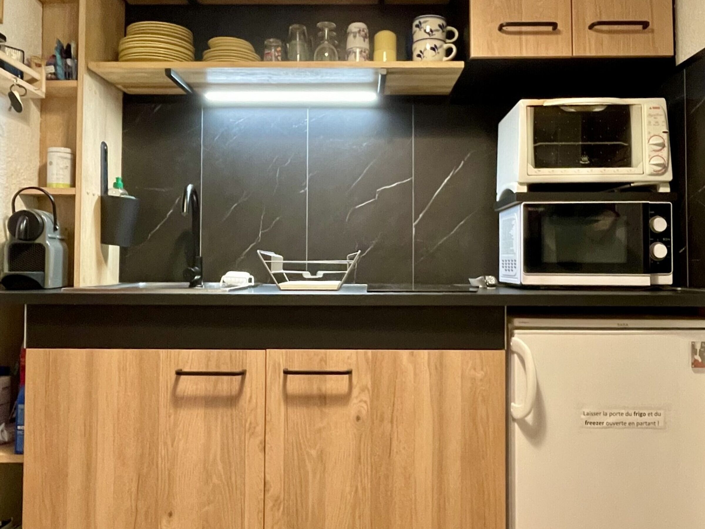 Refrigerador, microondas, horno y parrilla de estufa 