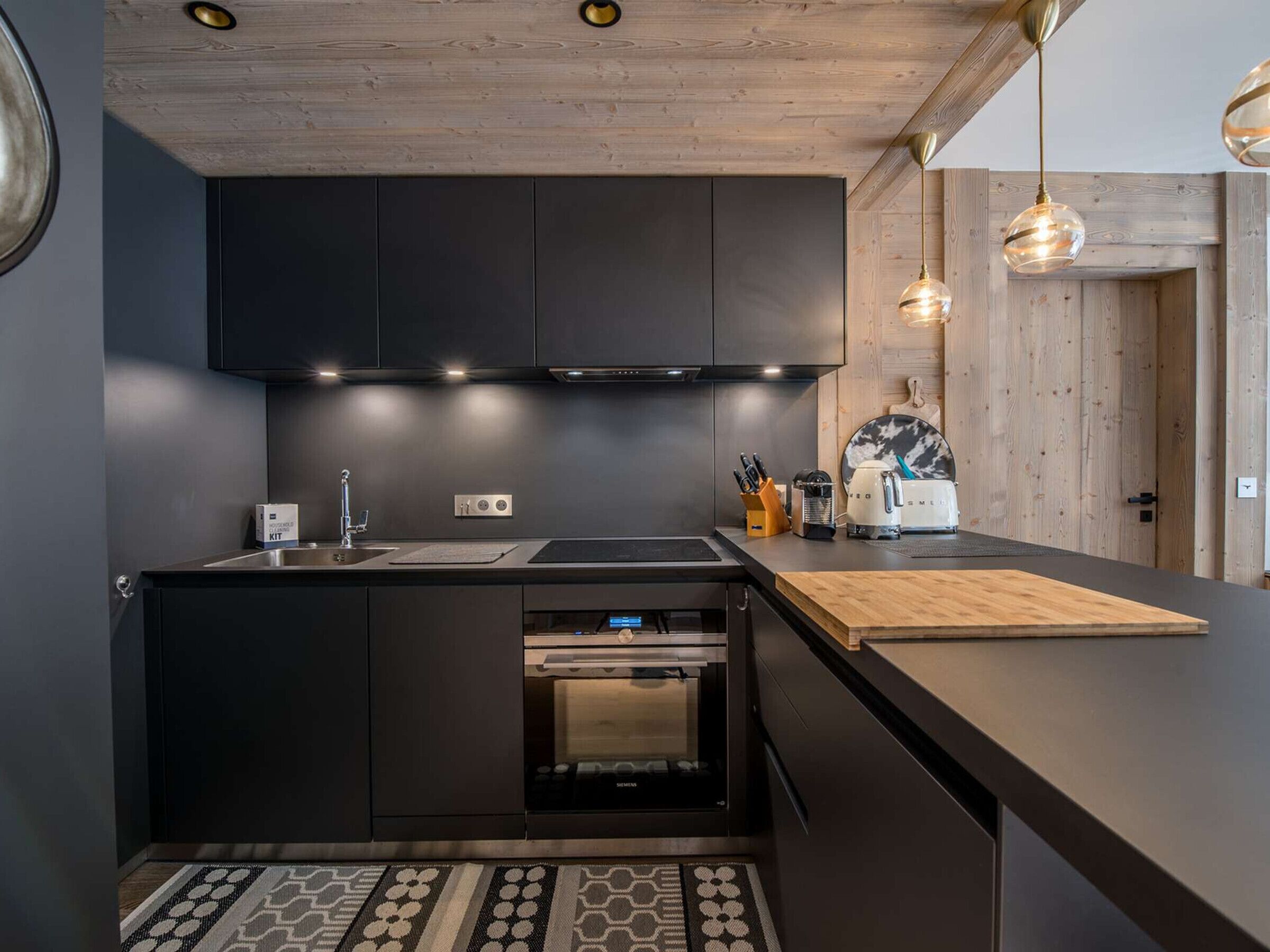 Frigorífico, horno, placa de cocina y lavavajillas