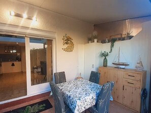 Outdoor dining - Villa with AC and parking - 4 guests (Le Barcarès)