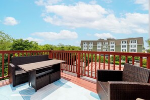 Outdoor dining - Historic Loft - Steps to Mall, Beach & Restaurants (Cape May)