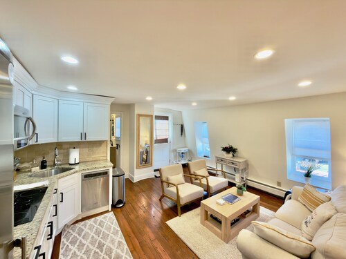 Historic Loft - Steps to Mall, Beach & Restaurants