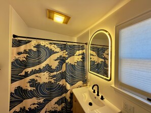 Shower, eco-friendly toiletries, hair dryer, towels - Historic Loft - Steps to Mall, Beach & Restaurants (Cape May)