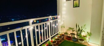 Skyline Serenity: Luxury Flat with Private Balcony